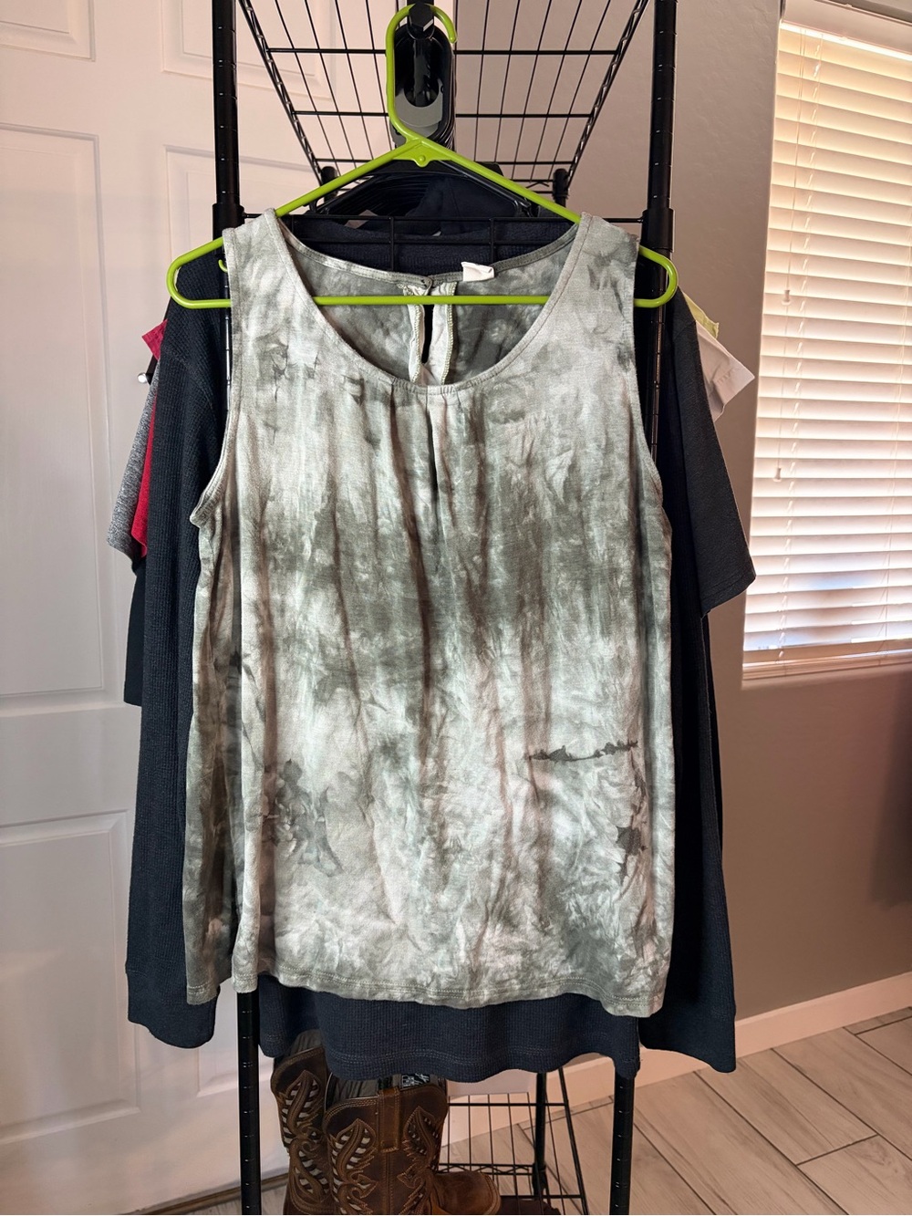 Sleeveless Tie-Dye Scoop Neck Tank Top - Olive and Gray